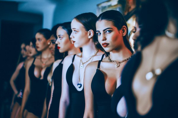 Le Renouveau des Bijoux Vintage : Une Mode Intemporelle qui Séduit Toujours